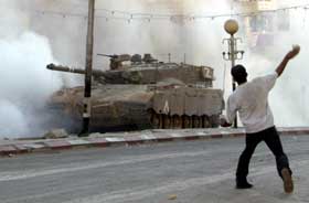 URO IGJEN: I Nablus på Vestbredden kom det i går til strid mellom palestinske ungdommer og israelske militære. Foto: Reuters/AP.
