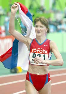 Jelena Nikolajeva på æresrunden etter gullet. (Foto: AP/Scanpix)