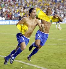 Diego (t.v.) og Robinho er to av de mest ettertraktede spillerne i Sør-Amerika. (Foto: AFP/Scanpix)