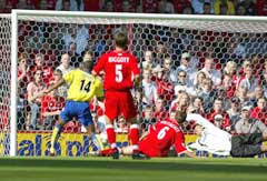Thierry Henry (t.v.) scorer Arsenals første mål. (Foto: Scanpix)
