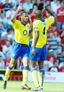 Thierry Henry og Patrick Vieira feirer Henrys mål. (Foto: AP/Scanpix) 