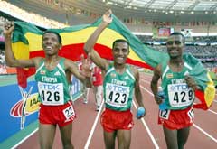 Kenenisa Bekele (i midten) feirer gullet sammen med Haile Gebrselassie og Sileshi Sihine. (Foto: Reuters/Scanpix)
