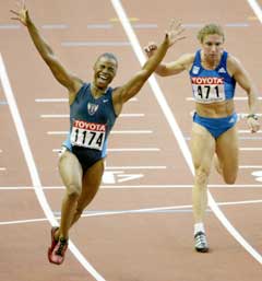 Kelli White jublet da hun vant 100 meter i VM. (Foto: Reuters/Scanpix) 