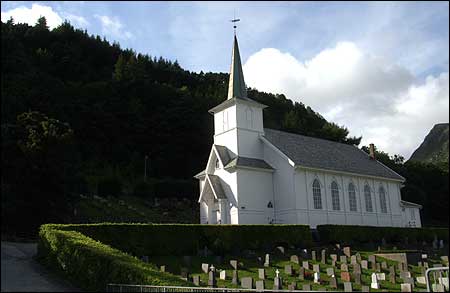 Sr-Vgsy kyrkje i Mly. (Foto: Arild Nyb   2003)