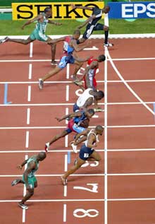 Kim Collins, øverst i bildet, fikk kastet brystkassa først i mål. (Foto: AP/Scanpix) Kim Collins, øverst i bildet, fikk kastet brystkassa først i mål. (Foto: AP/Scanpix)