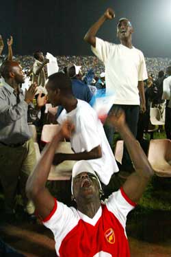 FEIRET SEIEREN: Tilhengere av president Kagame feiret i går kveld valget, sikker på seier. Foto: AP/Scanpix.