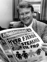  OPP OG NED:  Stadige strømmer av målinger  svekker partiene. Her smiler Carl I. Hagen i 1988 over gode tall. Arkivfoto. 