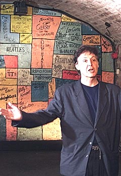 Sir Paul McCartney inne i The Cavern Club i Liverpool som nå kan komme til å bli en kjede av klubber. Foto: AP Photo / Phil Noble.
