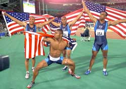 Jon Drummond (t.h.) tok OL-gull på 4x100 meter stafett i OL i Sydney, og og poserte sammen med Maurice Greene, Brian Lewis og Bernard Williams etterpå. (Foto: AP/Scanpix) Jon Drummond (t.h.) tok OL-gull på 4x100 meter stafett i OL i Sydney, og og poserte sammen med Maurice Greene, Brian Lewis og Bernard Williams etterpå. (Foto: AP/Scanpix)
