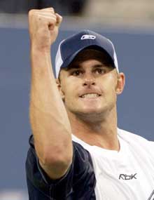 Andy Roddick markerer seieren over Tim Henman. (Foto: Reuters/Scanpix) Andy Roddick markerer seieren over Tim Henman. (Foto: Reuters/Scanpix)