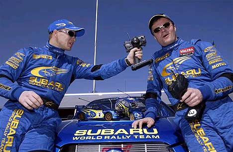 Petter Solberg og Tommi Mäkinen har vært bestevenner i Subaru de siste sesongene, men nå skal Mäkinen gi seg på laget... (Foto: www.swrt.com)