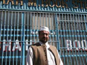 SKUFFET: Bokhandleren i Kabul, Shah Mohammad, er skuffet over hvordan han fremstilles i boka til Åsne Seierstad. Han truer nå forfatteren med søksmål. (Foto: Hans-Wilhelm Steinfeld/NRK)