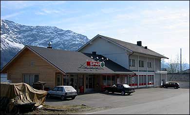 Landhandelen er i 2003 med i Spar-kjeden. (Foto: Ottar Starheim, NRK  2003)