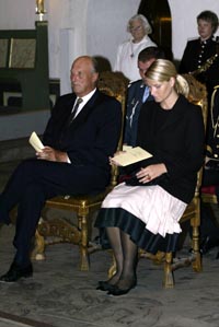 Kong Harald og kronprinsesse Mette-Marit deltok torsdag ettermiddag under minnegudstjeneste i Oslo domkirke etter terrorhandlingen i Bagdad der mange av FNs utsendinger var blant de omkomne. Foto: Erik Johansen, Scanpix.