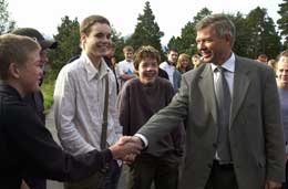 Bondevik hilste på elever ved Skodje ungdomsskole. Foto: Scanpix