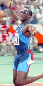 Jerome Young jubler etter at han vant 400 meteren tidligere denne uken. Men smilet hans kan stivne raskt - nå viser det seg at USA kan miste gullmedaljen laget fikk på 4 x 400 meter stafett under Sidney-OL for to år siden, fordi Young var dopet året før. Jerome Young jubler etter at han vant 400 meteren tidligere denne uken. Men smilet hans kan stivne raskt - nå viser det seg at USA kan miste gullmedaljen laget fikk på 4 x 400 meter stafett under Sidney-OL for to år siden, fordi Young var dopet året før.