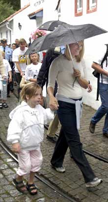 Kronprinsessen gikk sammen med ni år gamle Anja Larsen fra Færvik ved Arendal. Foto: Jarl Fr. Erichsen / SCANPIX 