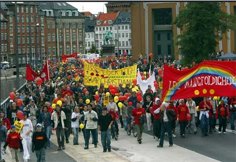 DEMONSTRERTE: Flere tusen mennesker gikk i tog for å støtte fristaden Christiania i København lørdag. (Foto: Scanpix)