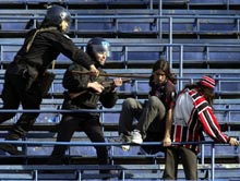 Politiet brukte tåregass under kampen mellom Boca Juniors og Chacarita. (Foto: Reuters/Scanpix)