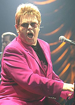 Elton John kommer igjen til Norge. Foto: AP Photo.