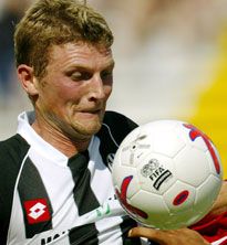 Tore Andre Flo i i tiden framover bare være å se i Siena-drakten. (Foto: Scanpix) Tore Andre Flo i i tiden framover bare være å se i Siena-drakten. (Foto: Scanpix)