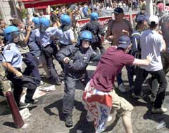 Belgisk politi måtte gripe inn etter EM-kampen mellom Tyskland og England i år 2000. (Foto: AP/Scanpix)
