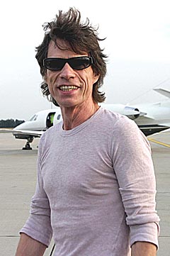 Mick Jagger fra Rolling Stones, her forran bandets fly etter å ha ankommet Hanover 7. august 2003. Nå vil bandet bedre sin miljø-samvittighet. Foto: AFP PHOTO DDP / KAI-UWE KNOTH.