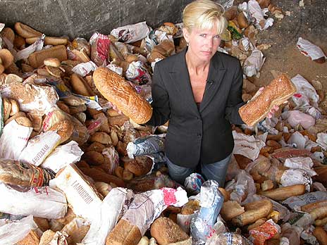 FBIs Elisabet Grøndahl fikk selv se noe av maten som kastes på nært hold. Foto: NRK