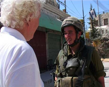 Erez Schmerler er en av de israelske soldatene som er utplassert i gamlebyen i Hebron. Han karakteriserer oppgaven som vanskelig.
