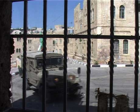 Med ujevne mellomrom kjører en israelsk militærjeep gjennom den gamle bydelen i Hebron og forkynner over høyttaleren at det er portforbud på ubestemt tid.