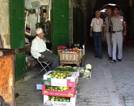 Alle butikker skal være stengt, men grønnsakhandleren Daoud Katishe holder åpent likevel. Når israelerne gir beskjed om det lukker han butikken, for så å åpne igjen litt senere.