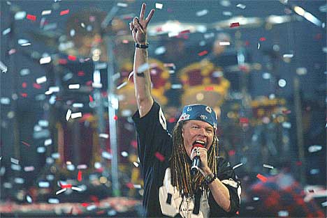 Axl Rose opptrer med nye Guns N`Roses undet MTV Music Awards 2002. Foto: Beth Keiser / AP.