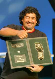 Maradona fikk en annerkjennelse under årets utdeling av fotballpriser i Monaco 26. august. (Foto: AP/Scanpix)