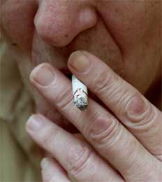 Den forfalskede forskningen viste at bruk av hodepinetabletter kunne redusere risikoen for munnkreft for røykere. Foto: Scanpix