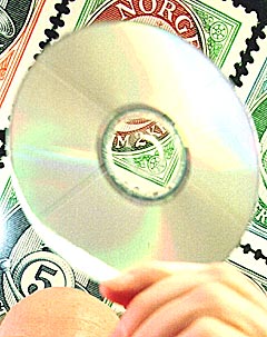 Framtiden til innspilte CD- og DVD-plater er truet og allerede nå selges det flere uinnspilte enn innspilte plater. Foto: Scan-Foto, Berit Roald.
