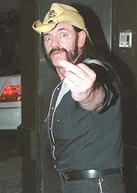 Lemmy er glad i fingeren sin. Foto: Foto: Bruno Vincent / Getty Images.