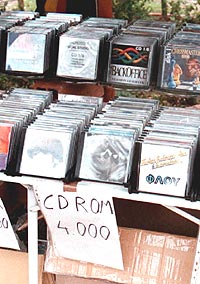 Universal vil forsøke å stoppe nedlastingen fra internett ved blant annet å gjøre cd-plater billigere.. Foto: AP Photo / Vassily Bekrodimitris.