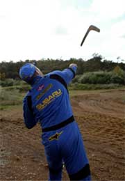Men kommer den tilbake? Petter prøver boomerang-kasting (Foto:www.swrt.com) Men kommer den tilbake? Petter prøver boomerang-kasting (Foto:www.swrt.com)