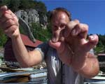 Marinbiolog Harald Fosshage viser fram eit enkelt, heimelaga fiskesnøre. Marinbiolog Harald Fosshage viser fram eit enkelt, heimelaga fiskesnøre.