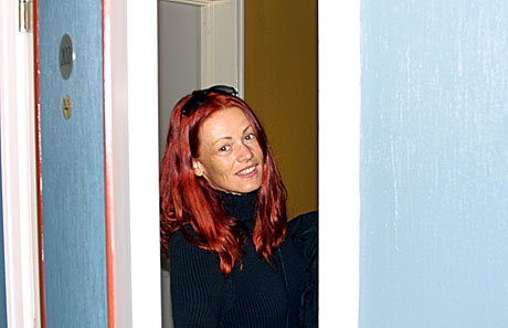 Hit men ikke lenger. Unni Wilhelmsen søker inn på hotellrommet for å ta viktige business-telefoner. Foto: Arne Kristian Gansmo, NRK.no/musikk. Hit men ikke lenger. Unni Wilhelmsen søker inn på hotellrommet for å ta viktige business-telefoner. Foto: Arne Kristian Gansmo, NRK.no/musikk.