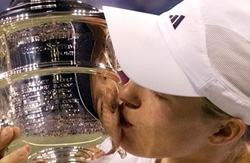Justine Henin-Hardenne med US Open-pokalen. (Foto: AP/Scanpix)
