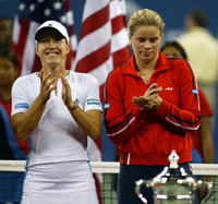 De belgiske finalistene Justine Henin-Hardenne og Kim Clijsters (Foto: Timothy A.Clary, AFP)