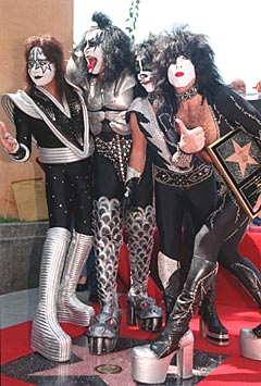 Kiss fortsetter å turnere selv om de har vært oppløst. Snart kan det bli ny turne, hvis hofta til Paul Stanley blir bra nok. Foto: Katie Callan, AP Photo / Scanpix.