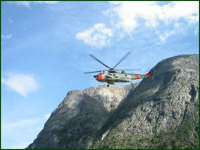 Sea King-helikopteret fra Luftforsvarets Redningstjeneste fant den omkomne jenta. Alle foto: Gunnar Sandvik Sea King-helikopteret fra Luftforsvarets Redningstjeneste fant den omkomne jenta. Alle foto: Gunnar Sandvik