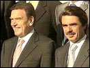 Spanias statsminister José María Aznar (t.h.) er kritisk til USAs retorikk. Til venstre: Tysklands forbundskansler Gerhard Schröder.