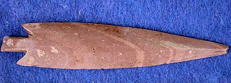 Pilspiss i skifer fra yngre steinalder funnet på Aukra(Foto: NTNU)