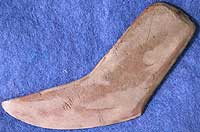 Støvelformet kniv i skifer fra steinalderen (Foto: NTNU)