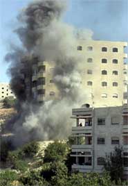 RAKETTANGREP: En palestinsk 13-åring ble drept da israelske raketter traff denne boligblokken i Hebron. (Foto: Scanpix) RAKETTANGREP: En palestinsk 13-åring ble drept da israelske raketter traff denne boligblokken i Hebron. (Foto: Scanpix)