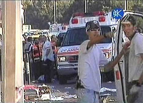 Minst fem menneske vart drepne i ein sjølvmordsaksjon like utanfor Tel Aviv i ettermiddag. (Foto: Israelsk fjernsyn)