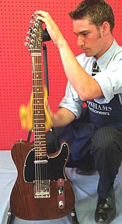 George Harrisons Fender Rosewood Telecaster auksjoneres bort. Foto: AP Photo / Alastair Grant.
